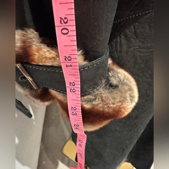 Gorgeous soft leather and real fur coat. Vintage but in like new condition - Picture 9 of 10